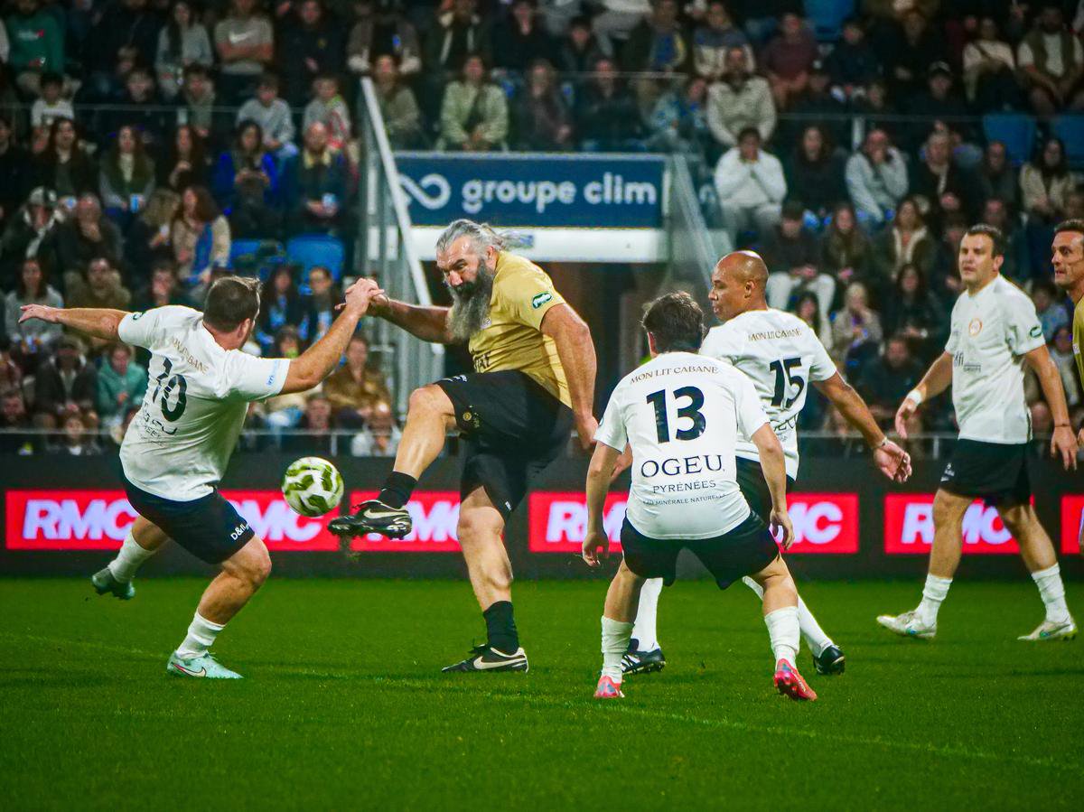 Le délicat toucher de balle de Sébastien Chabal.