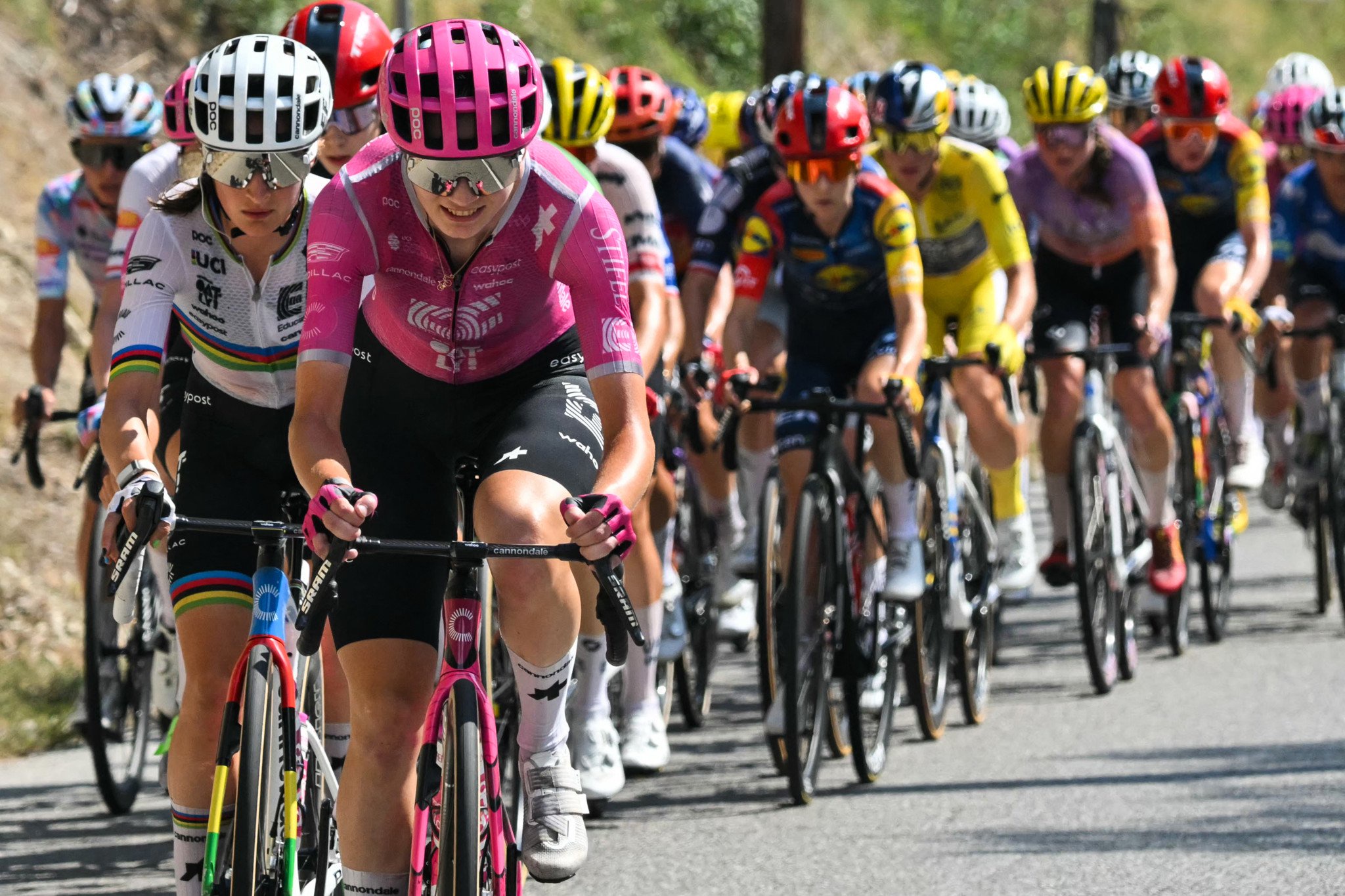 Le peloton du Tour de France Femmes gravit le Col d’Eze lors de la 9e étape entre Nice et Nice, le 9 août 2026.