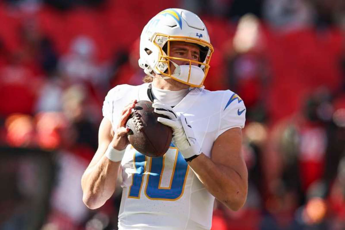 KANSAS CITY, MO – DECEMBER 14: Los Angeles Chargers quarterback Justin Herbert 10 throws a pass before an NFL, American Football Herren, USA game between the Los Angeles Chargers and Kansas City Chiefs on December 14, 2025 at GEHA Field at Arrowhead Stadium in Kansas City, MO. Photo by Scott Winters/Icon Sportswire NFL: DEC 14 Chargers at Chiefs EDITORIAL USE ONLY Icon2512141558 ©IMAGO/Icon Sportswire