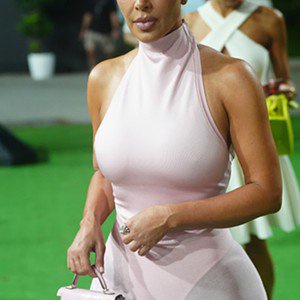 Singapura: Kim Kardashian apoia o namorado em mais uma corrida - A socialite Kim Kardashian esteve presente na primeira corrida do Grande Pr￩mio de Singapura, este s￡bado, 10 de outubro, onde apoiou o seu namorado, Lewis Hamilton, na pista da Ferrari. 