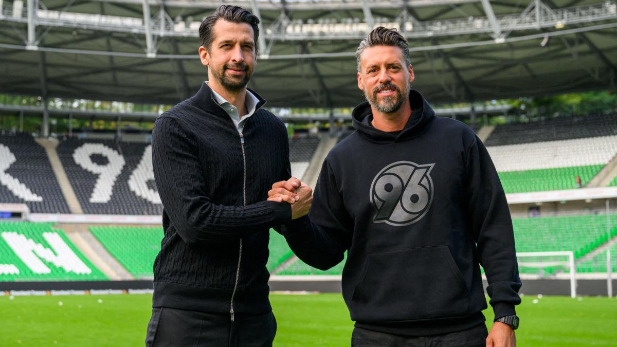 Jonas Boldt und Sandro Wagner geben sich die Hand