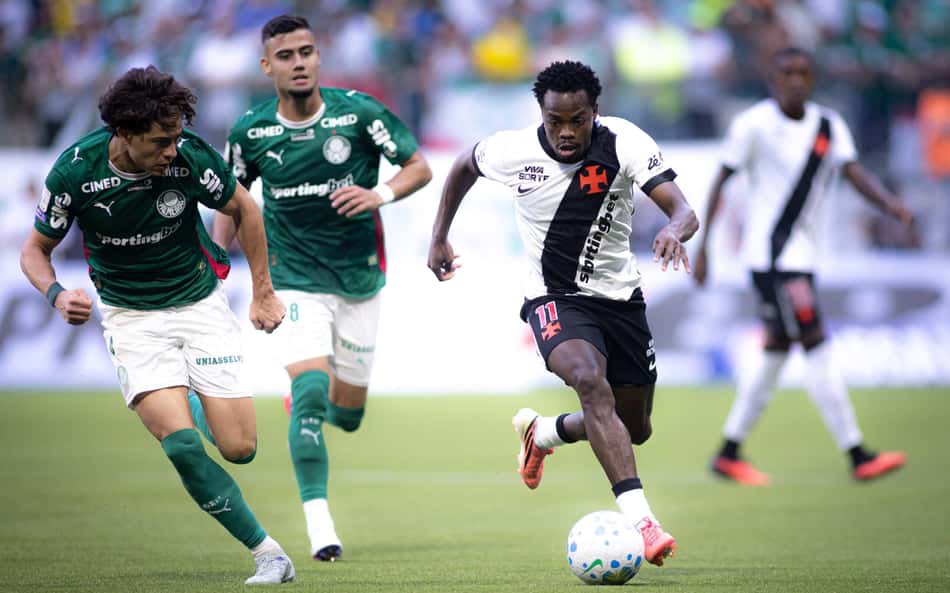 Jogadadores de Vasco e Palmeiras disputando bola