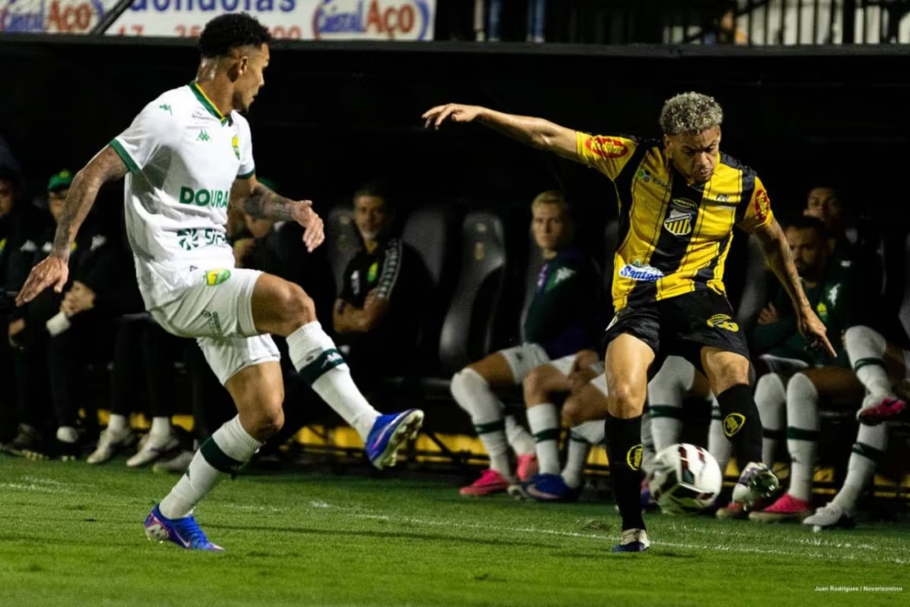 Novorizontino, de amarelo e preto, em jogo contra o Cuiabá pela 28ª rodada; o time paulista visita o líder Vila Nova no domingo (18). Foto: Juan Rodrigues/Novorizontino (arquivo)