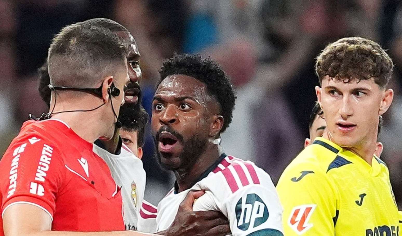 'Vini Jr. chega ao fundo do poço': após 3ª separação de Virginia e expulsão por puxar cabelo de adversário, jogador do Real Madrid ganha crítica áspera de jornal esportivo da Espanha. 'O problema não é mais...'.