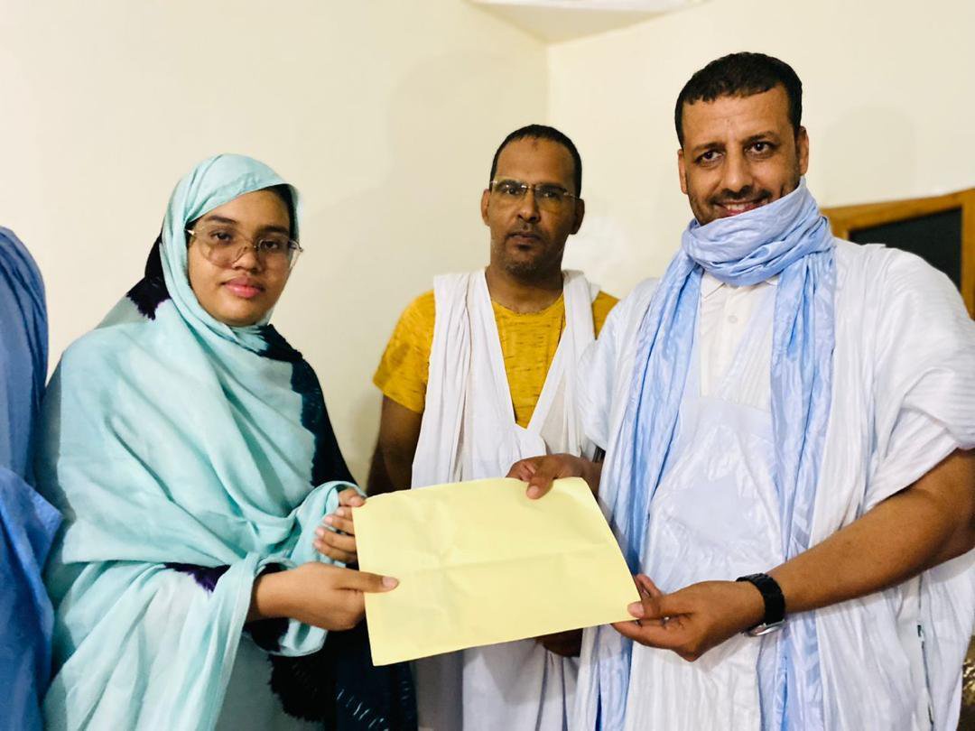 النائب إسلكو ولد ابهاه يقدم تذكرة عمرة للطالبة صاحبة المرتبة الأولى 