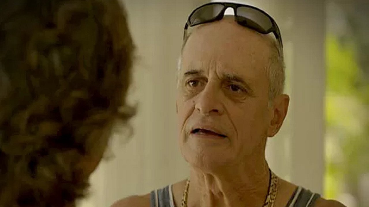 Avenida Brasil: Jorginho diz que é filho de Max e Tufão passa mal