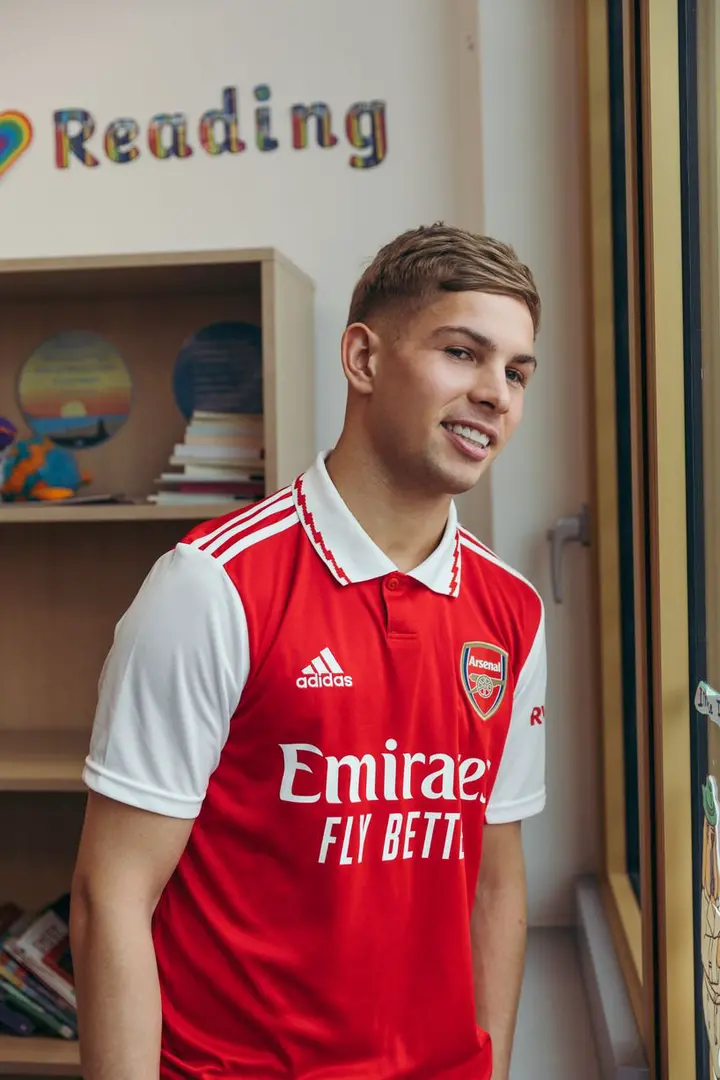 Emile Smith Rowe in the new Arsenal home kit at Tufnell Park Primary School. (Image: Daisy Rutledge)