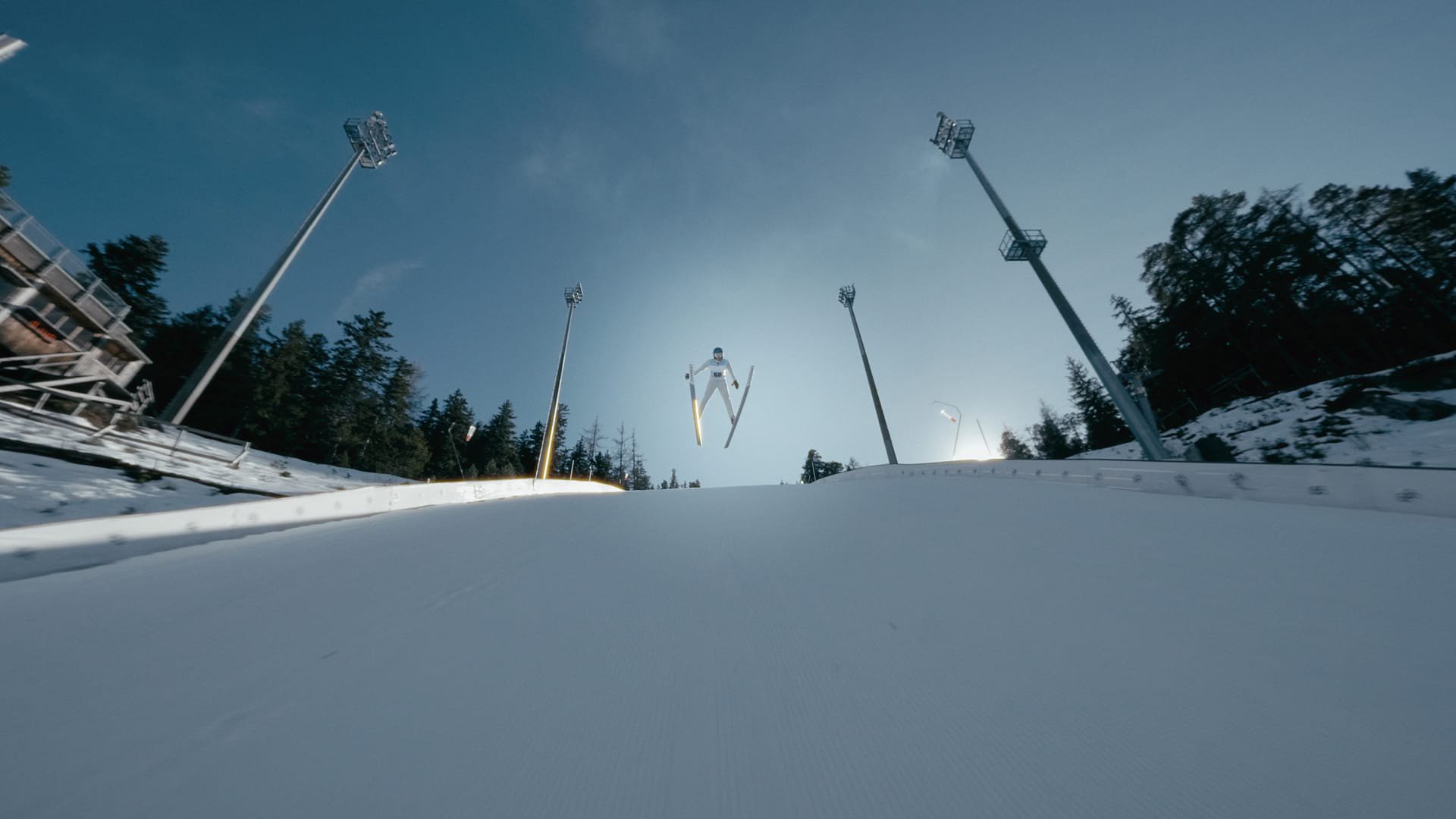Skispringer bei Nacht über der Schanze, Szene aus Being Sven Hannawald
