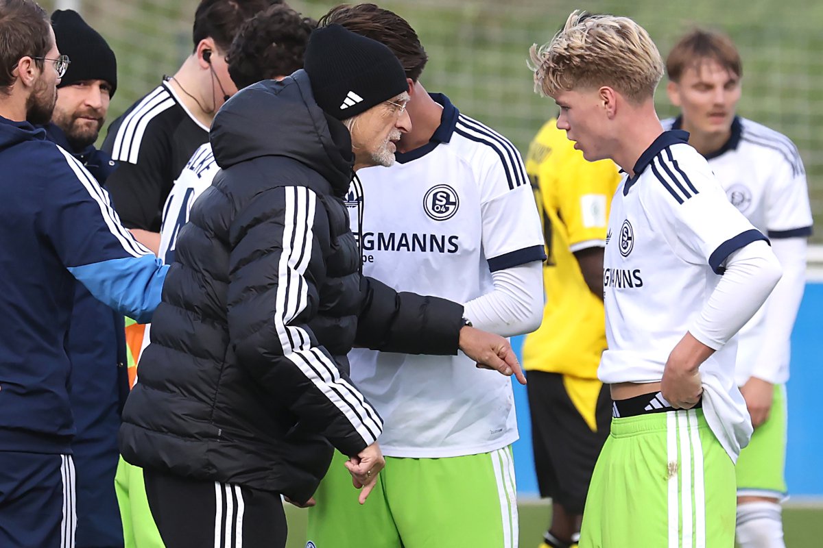 Norbert Elgert spricht mit seinen Spielern.