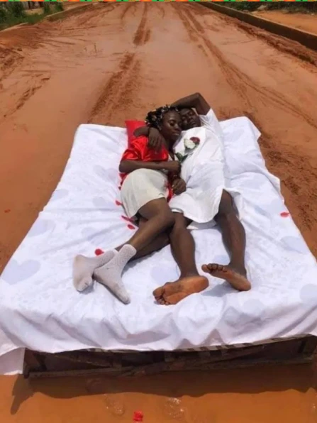 Newlywed couple enjoy their honeymoon in the middle of a muddy road (photos)