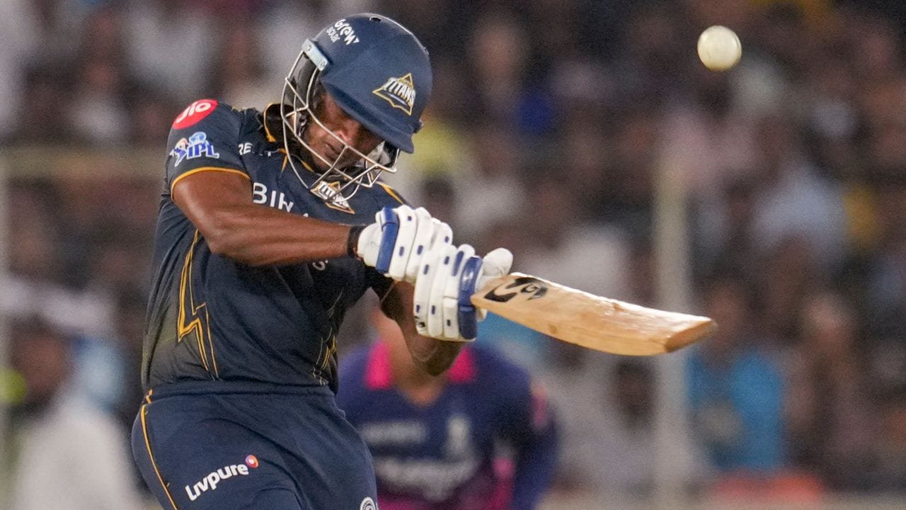 आईपीएल 2026 में गुजरात टाइटंस के युवा ओपनर साई सुदर्शन ने राजस्थान रॉयल्स के खिलाफ एक यादगार पारी खेली. शुभमन गिल की चोट के कारण गैरमौजूदगी में साई सुदर्शन ने टीम की बल्लेबाजी की कमान संभाली और तेज रफ्तार से रन बनाने का कमाल दिखाया. (PHOTO CREDIT- PTI)