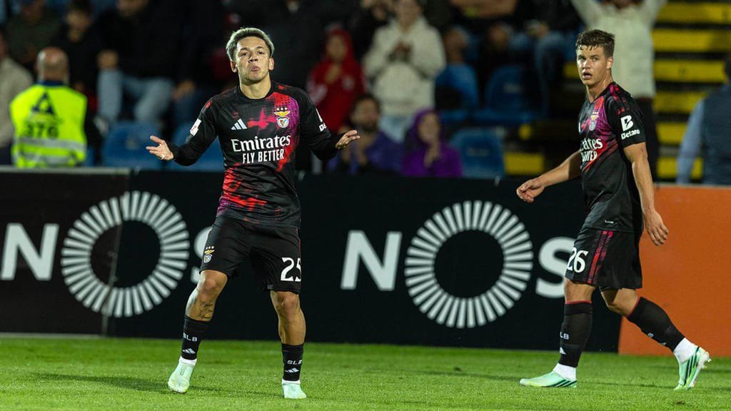 Santa Clara-Benfica (EDUARDO COSTA/LUSA)