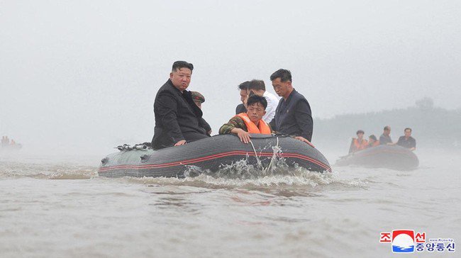 Pemimpin Korea Utara, Kim Jong Un, dilaporkan mengeksekusi mati hingga 30 pejabat pemerintah gegara gagal menanggulangi banjir bandang pada Juli lalu.