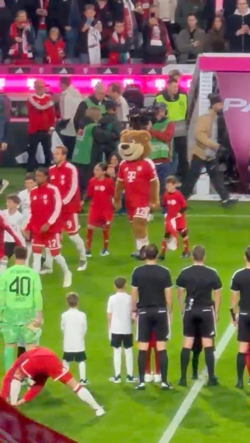 Der große Moment: Seppi geht an der Hand von Berni direkt hinter Harry Kane.