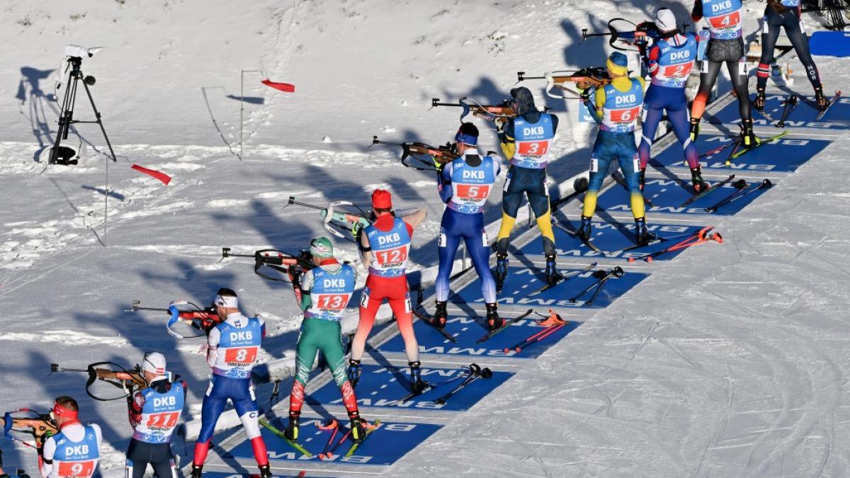 Biathlon-Läufer der Mixed-Staffel beim Stehendanschlag am Schießstand (Symbolbild). (Foto)