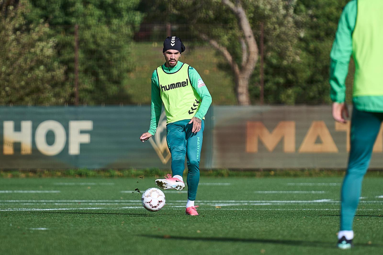 Justin Njinmah trainiert bei Werder Bremen nach seiner Verletzung fürs Comeback. Aber welche Rolle soll der Stürmer dann spielen?