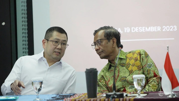 Menko Polhukam Mahfud MD (kedua dari kanan) bersama Ketua Umum Partai Persatuan Indonesia Hary Tanoesoedibjo (kiri)