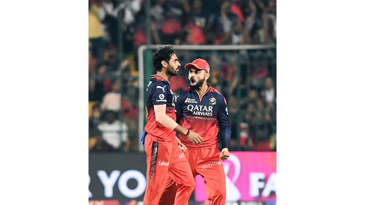 RCB's Bhuvneshwar Kumar (left) and Virat Kohli (right) (Photo: ANI)