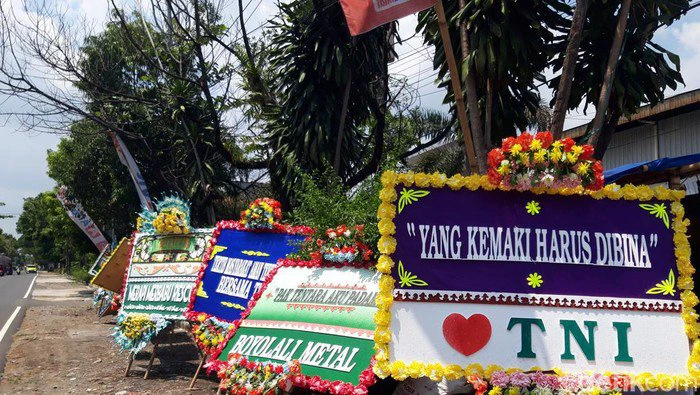 Karangan bunga dukungan di depan Mako Kompi Senapan B Yonif 408/Suhbrastha Boyolali, Senin (1/1/2024).