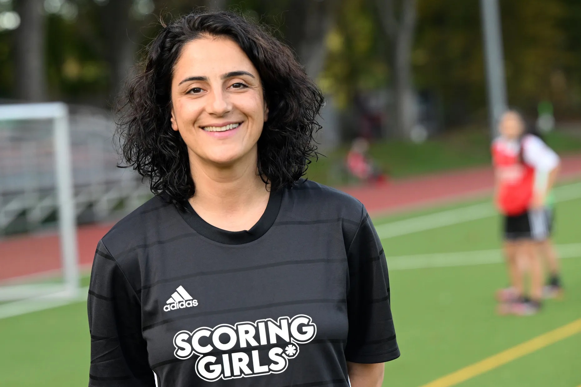 Tuğba Tekkal ist ehemalige Profifußballerin, Menschenrechtsaktivistin und Sozialunternehmerin. Gemeinsam mit ihren vier Schwestern gründete sie die NGO HÁWAR.help und initiierte das Projekt SCORING GIRLS*.