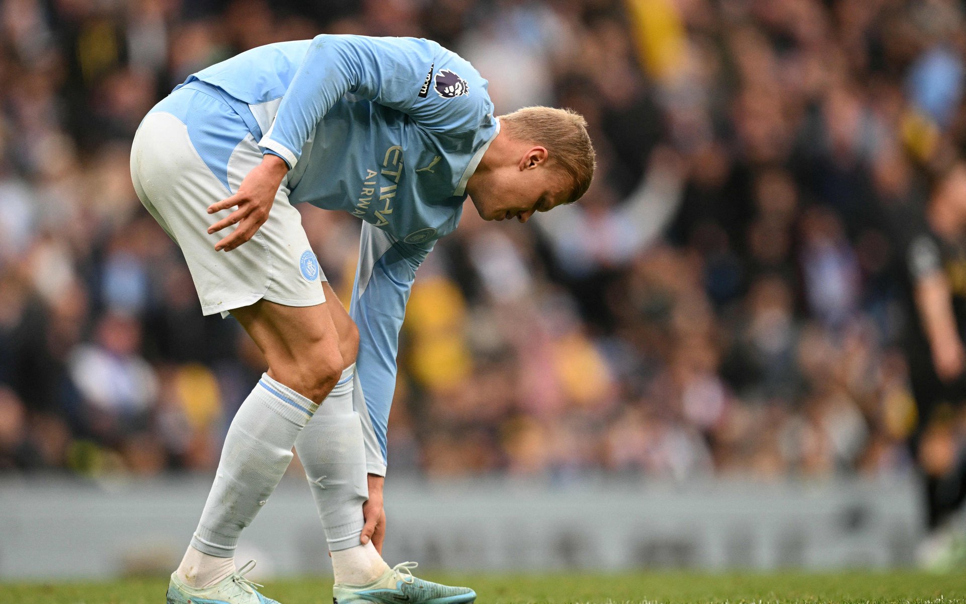 Manchester City's Norwegian striker #09 Erling Haaland holds his leg after vying for the ball with Ipswich Town's English striker #47 Jack Clarke (not seen) during the English Premier League football match between Manchester City and Ipswich Town at the Etihad Stadium in Manchester, north west England, on October 17, 2026. (Photo by Oli SCARFF / AFP) / RESTRICTED TO EDITORIAL USE. NO USE WITH UNAUTHORIZED AUDIO, VIDEO, DATA, FIXTURE LISTS, CLUB/LEAGUE LOGOS OR 'LIVE' SERVICES. ONLINE IN-MATCH USE LIMITED TO 120 IMAGES. AN ADDITIONAL 40 IMAGES MAY BE USED IN EXTRA TIME. NO VIDEO EMULATION. SOCIAL MEDIA IN-MATCH USE LIMITED TO 120 IMAGES. AN ADDITIONAL 40 IMAGES MAY BE USED IN EXTRA TIME. NO USE IN BETTING PUBLICATIONS, GAMES OR SINGLE CLUB/LEAGUE/PLAYER PUBLICATIONS. /