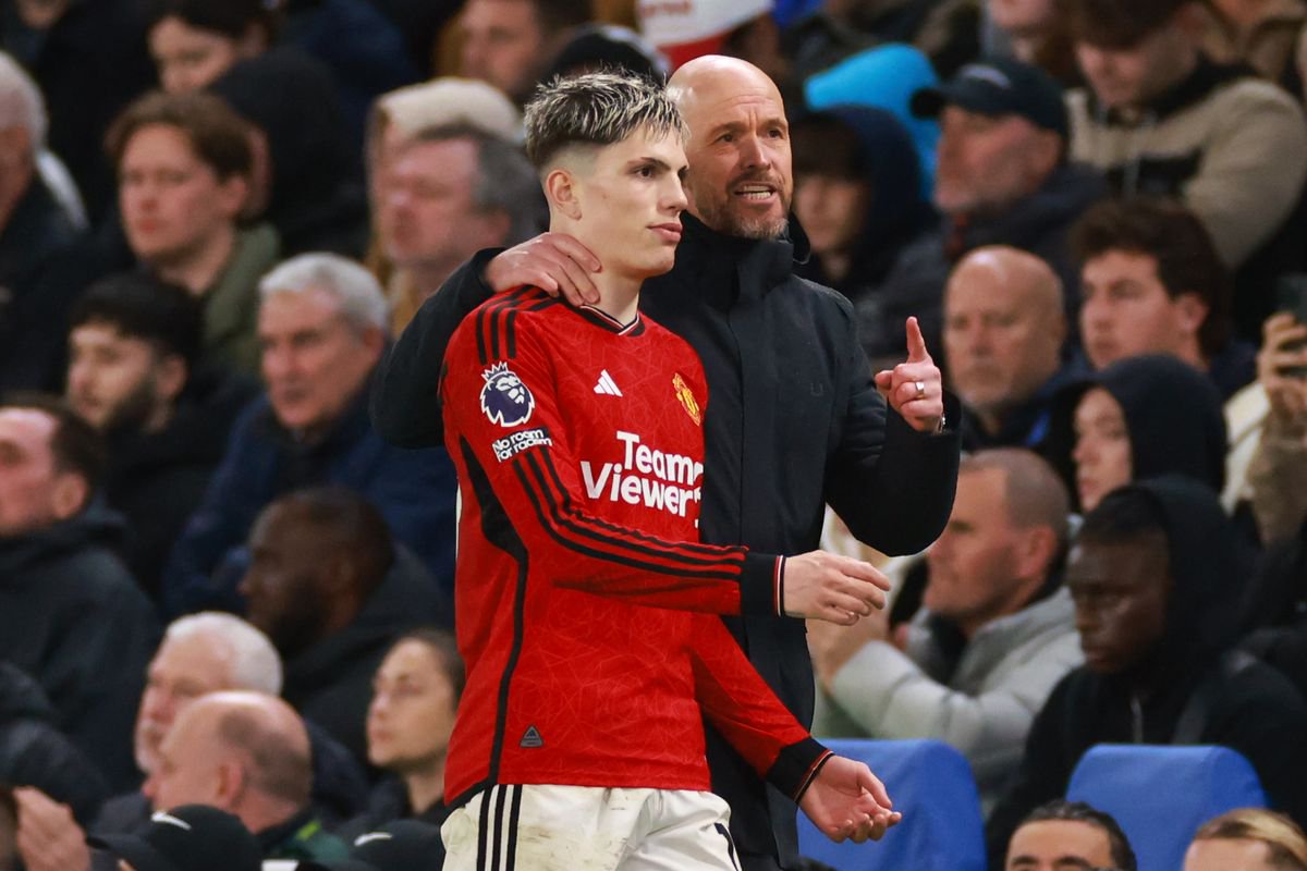 Erik ten Hag speaks with Alejandro Garnacho