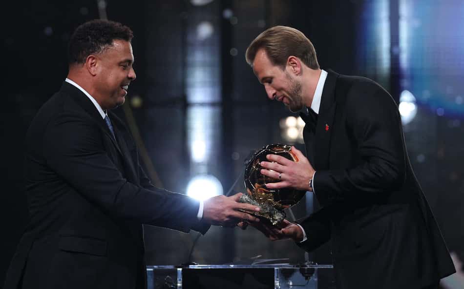Ronaldo entrega a Bola de Ouro a Harry Kane no palco durante a cerimônia.