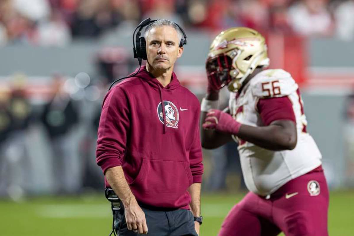 November 21, 2025, Raleigh, North Carolina, USA: Florida State Seminoles head coach MIKE NORVELL during the second half of the NCAA, College League, USA football game between the Florida State Seminoles and the NC State Wolfpack on November 21st, 2025 at Carter-Finley Stadium in Raleigh, NC. Raleigh USA – ZUMAa220 20251121_znp_a220_062 Copyright: xIsraelxAntax ©IMAGO/ZUMA Press Wire