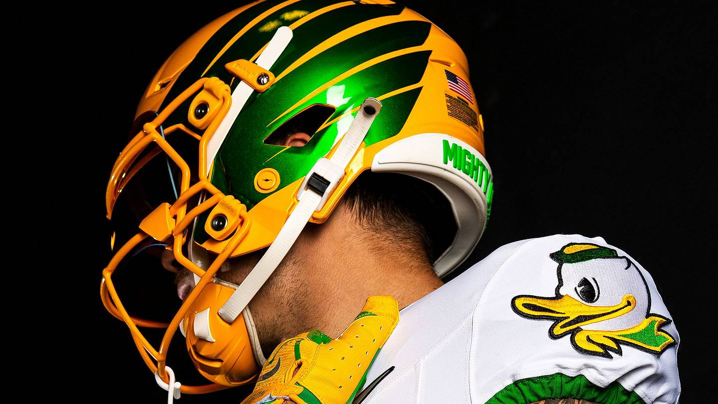 Oregon Unveils Week 8 Uniforms for Illinois Matchup