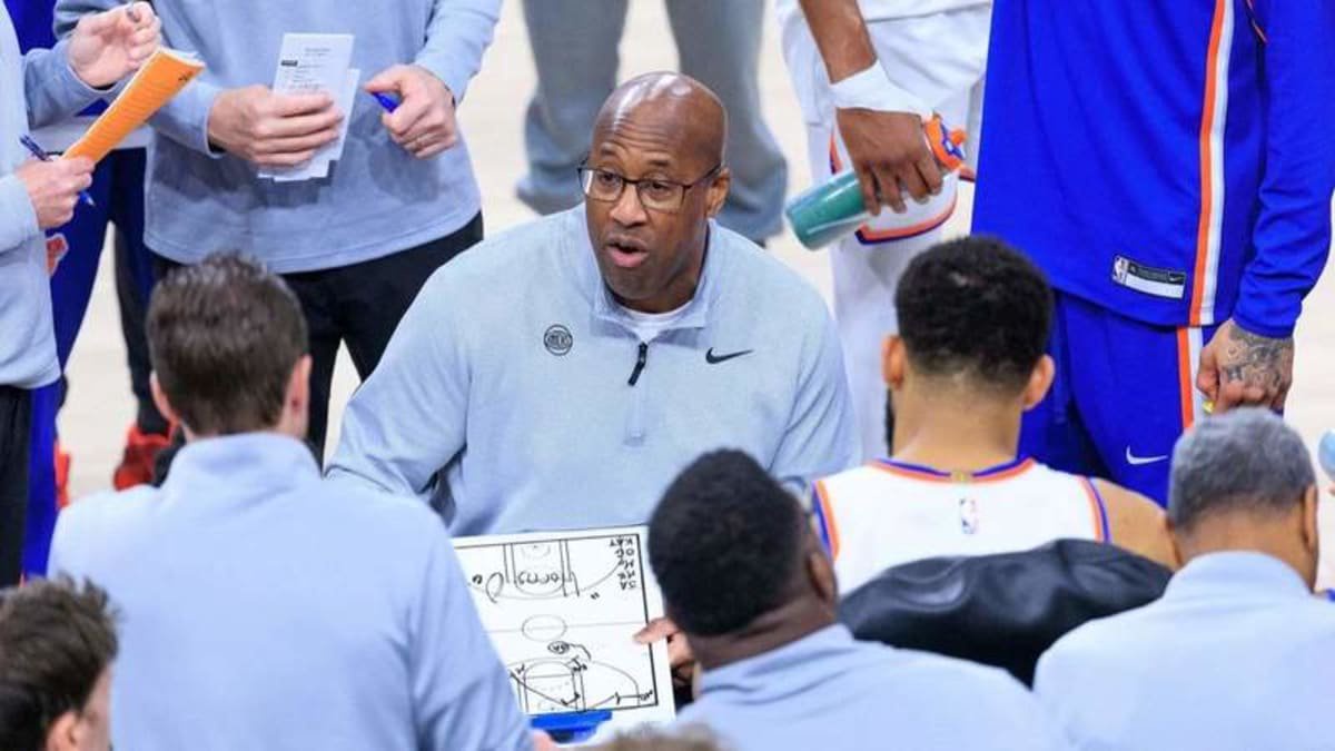March 9, 2026, Inglewood, California, USA: Head coach, Mike Brown of the New York Knicks gives instructions during a time out in a 2026 NBA, Basketball Herren, USA regular season game against the LA Clippers on Monday March 9, 2026 at Intuit Dome Arena in Inglewood, California. JAVIER ROJAS/PI Inglewood USA – ZUMAp124 20260309_zaa_p124_015 Copyright: xJavierxRojasx ©Credit - Imago