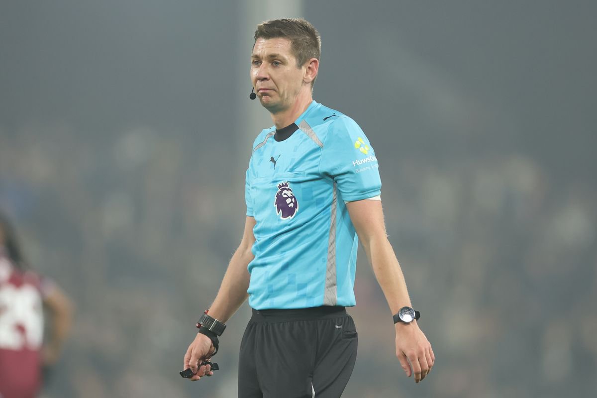 Referee Matt Donohue