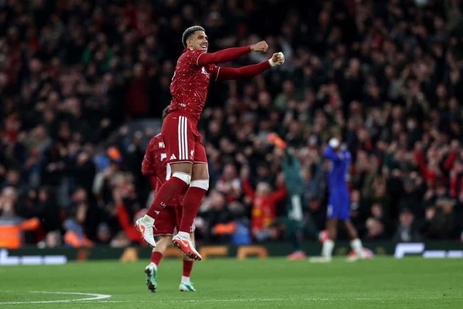 Ronald Araujo (#33) do Liverpool comemora a vitória sobre o Chelsea na Copa da Liga Inglesa, em Anfield, 28/10/2026.