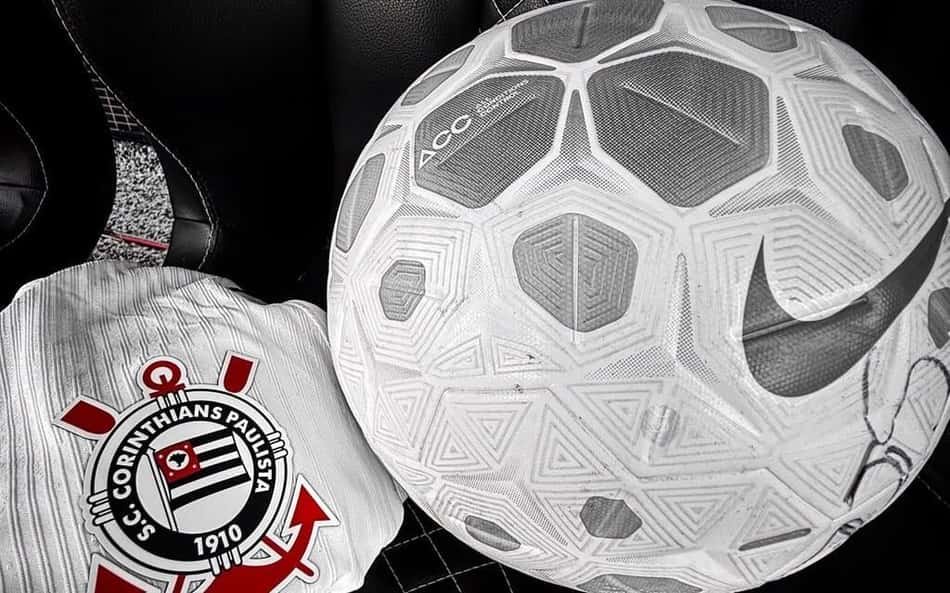 Camisa e bola do Corinthians