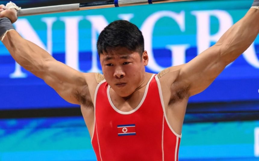 Pyol Pak Sets Snatch And Total World Records