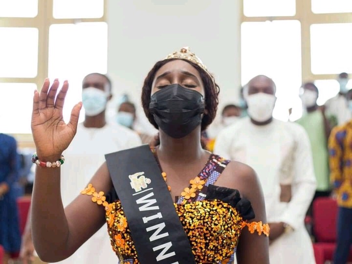 winner of GMB 2021, Sarfoa goes to church with Her Crown to thank God.