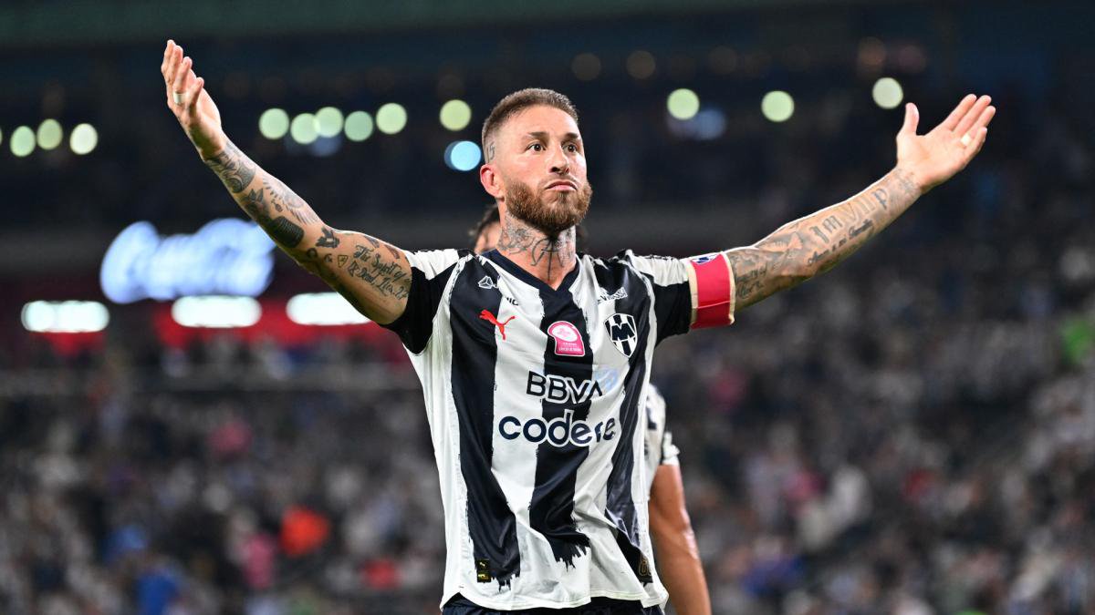 Sergio Ramos posiert vor den Fans