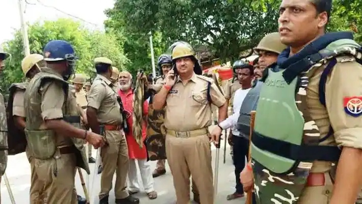 Brick stones and weapons also clashed in Varanasi, dozens injured