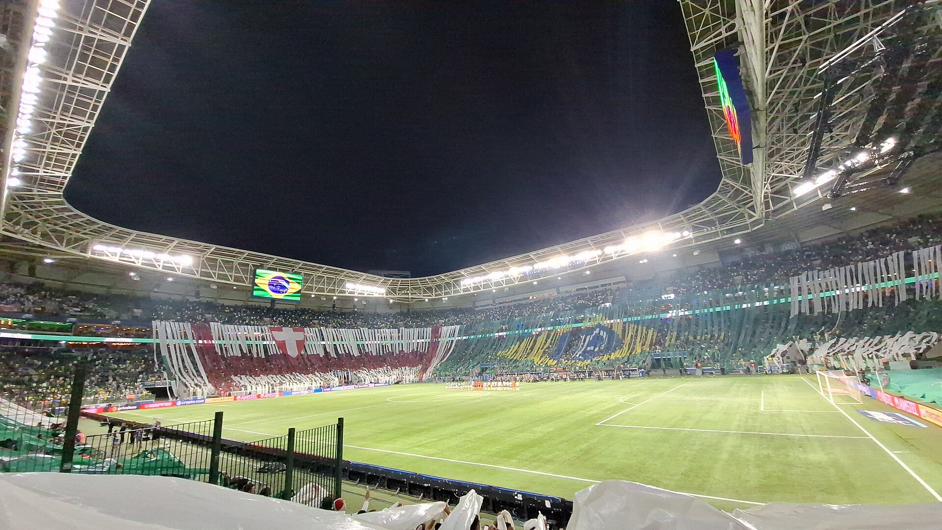 Vista panorâmica noturna do estádio Allianz Parque lotado pela torcida do Palmeiras com mosaico verde e branco na semifinal da Copa Libertadores contra a LDU