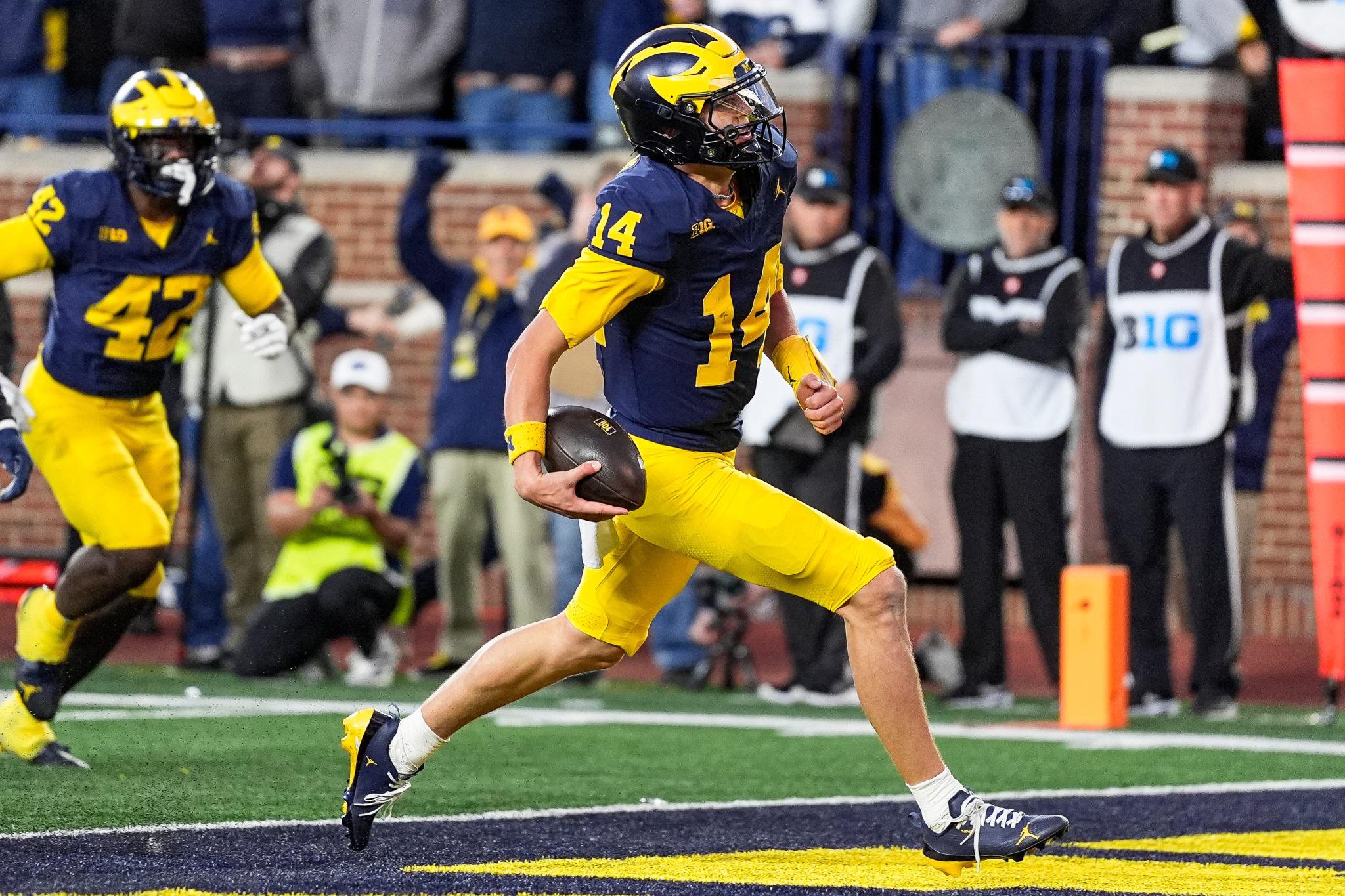 Michigan quarterback Tommy Carr (14) runs into the end zone for a touchdown against Penn State.