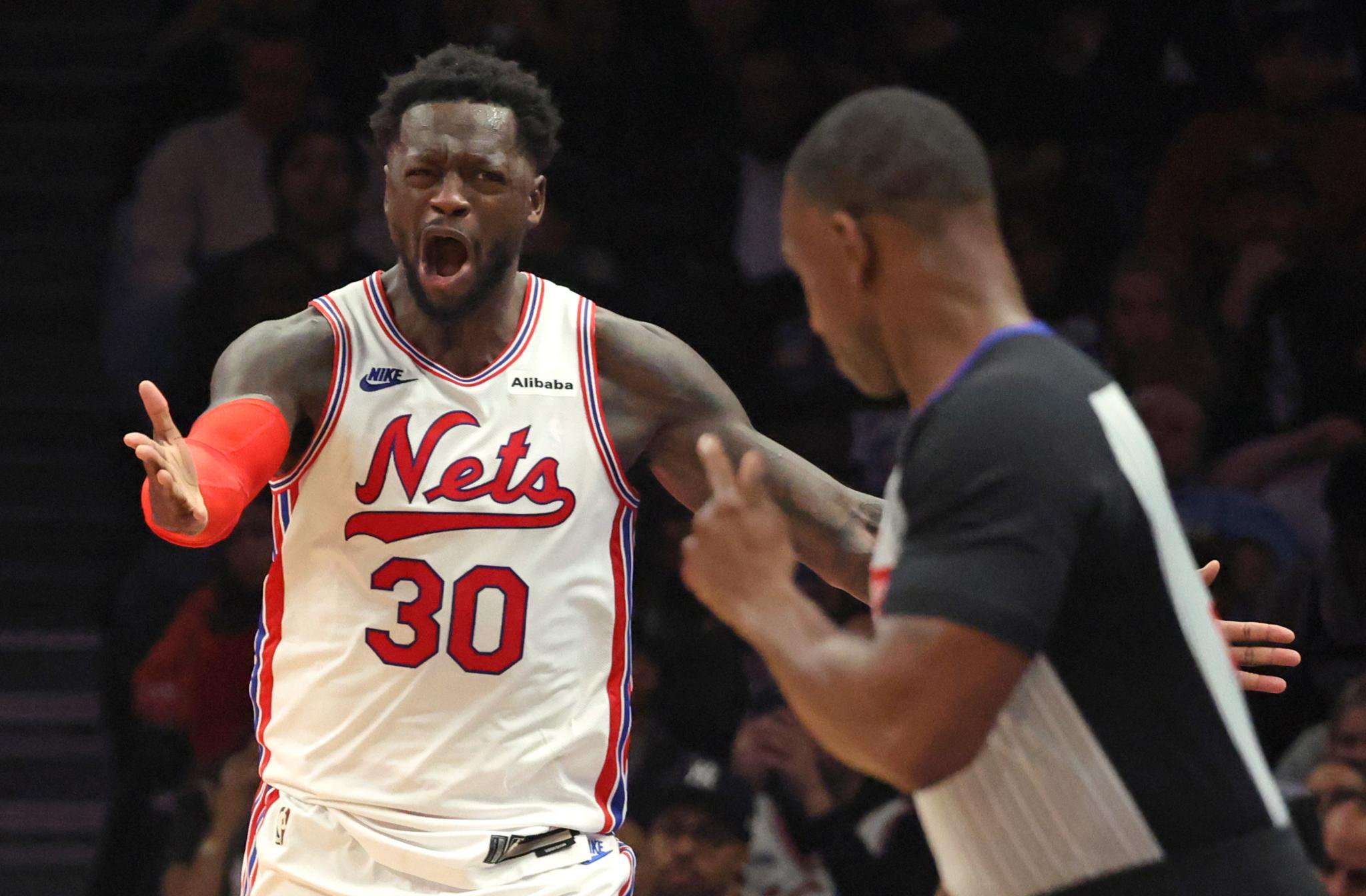 Julius Randle argues with an official during the Nets' season-opening loss to the Hornets.