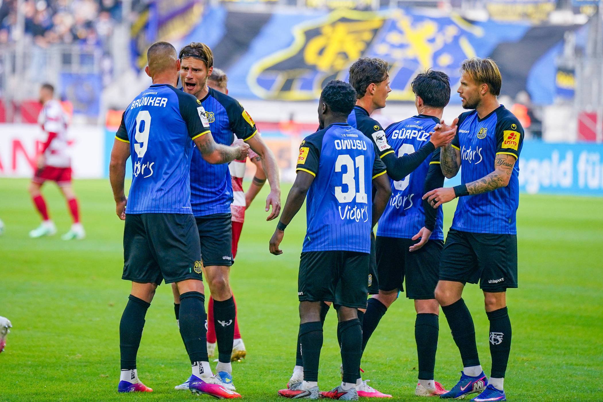 Kai Brünker (links) trifft zum 1:1, danach dreht der 1. FC Saarbrücken das Spiel in Düsseldorf und siegt mit 3:1.  