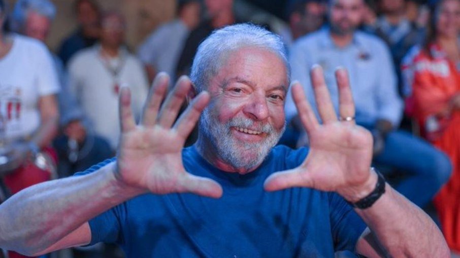 Lula mostra os 9 dedos; com a vitória sobre o Vasco (time de coração do fujão Flávio Bolsonaro), Flamengo coloca 9 dedos na taça do Campeonato Brasileiro