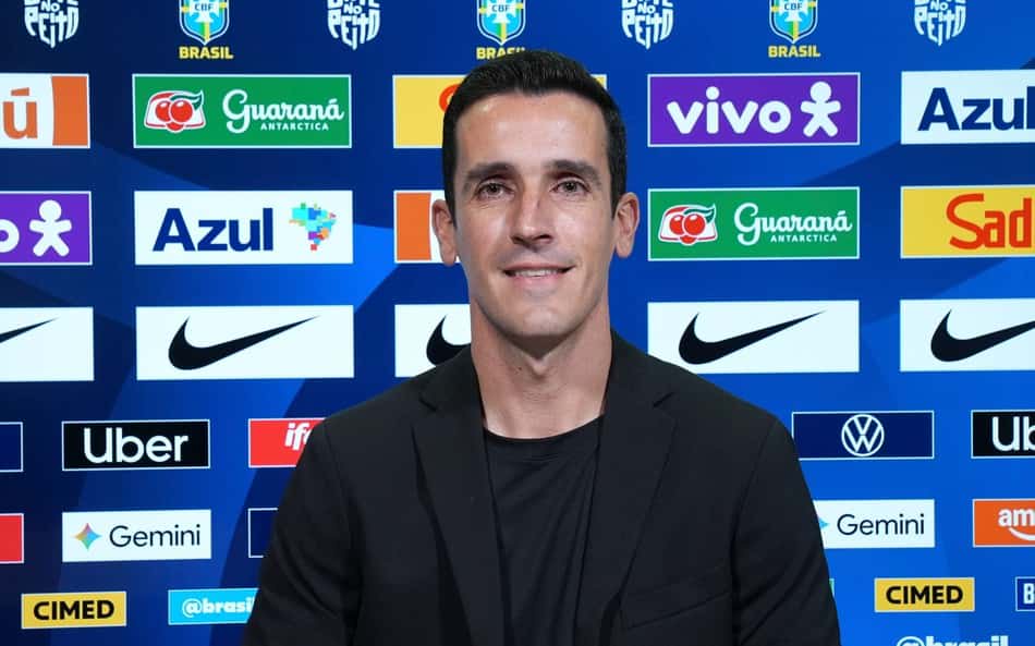 Paulo Victor em coletiva de imprensa.