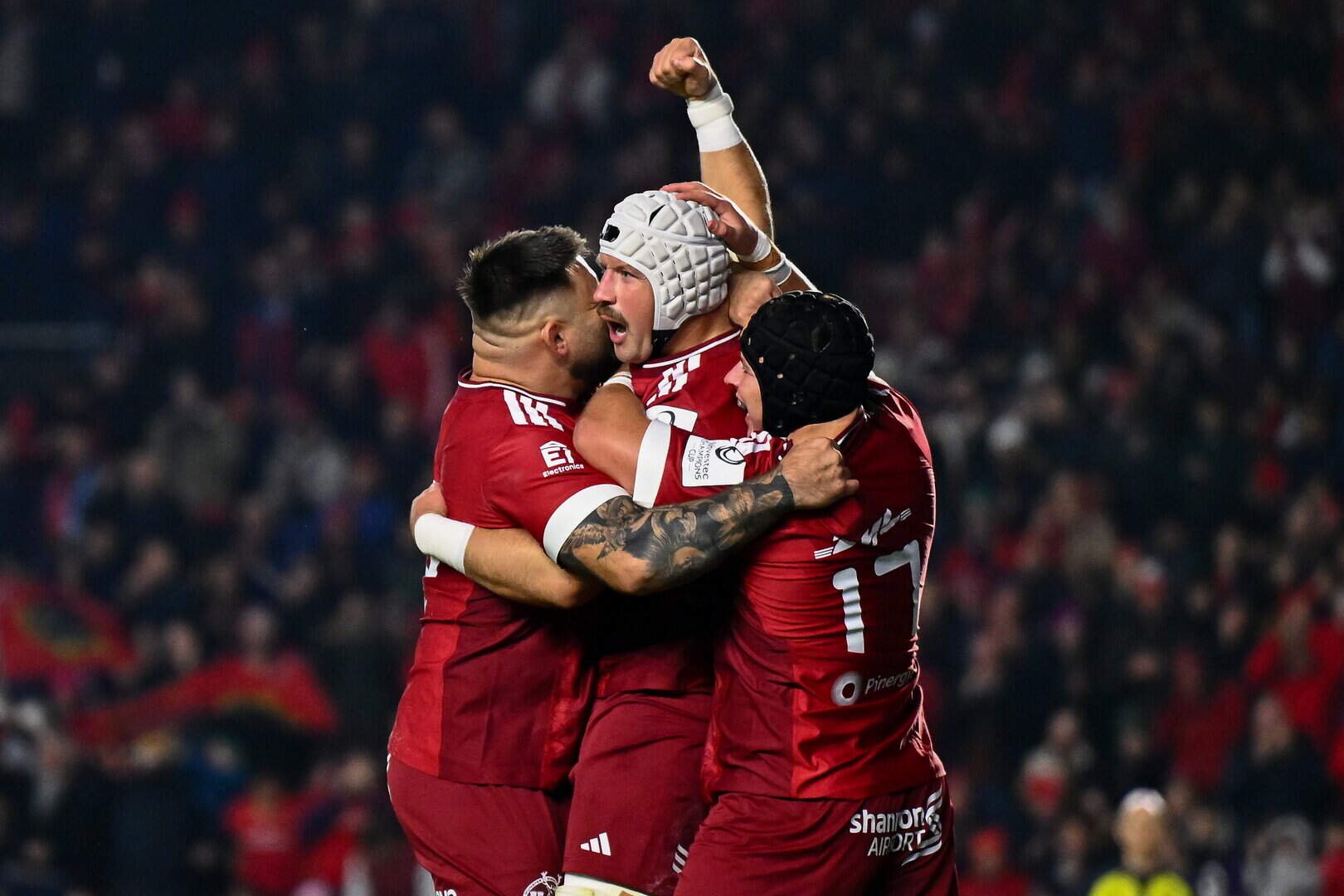 Fineen Wycherley celebrates with Munster teammates after scoring his side's fourth try against Racing 92 at SuperValu Páirc Ui Chaoimh on Saturday night