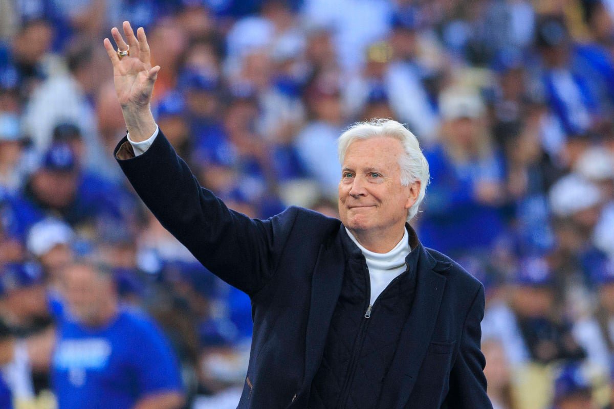 Mark Walter waves to the crowd at an MLB game — Photo: © IMAGO