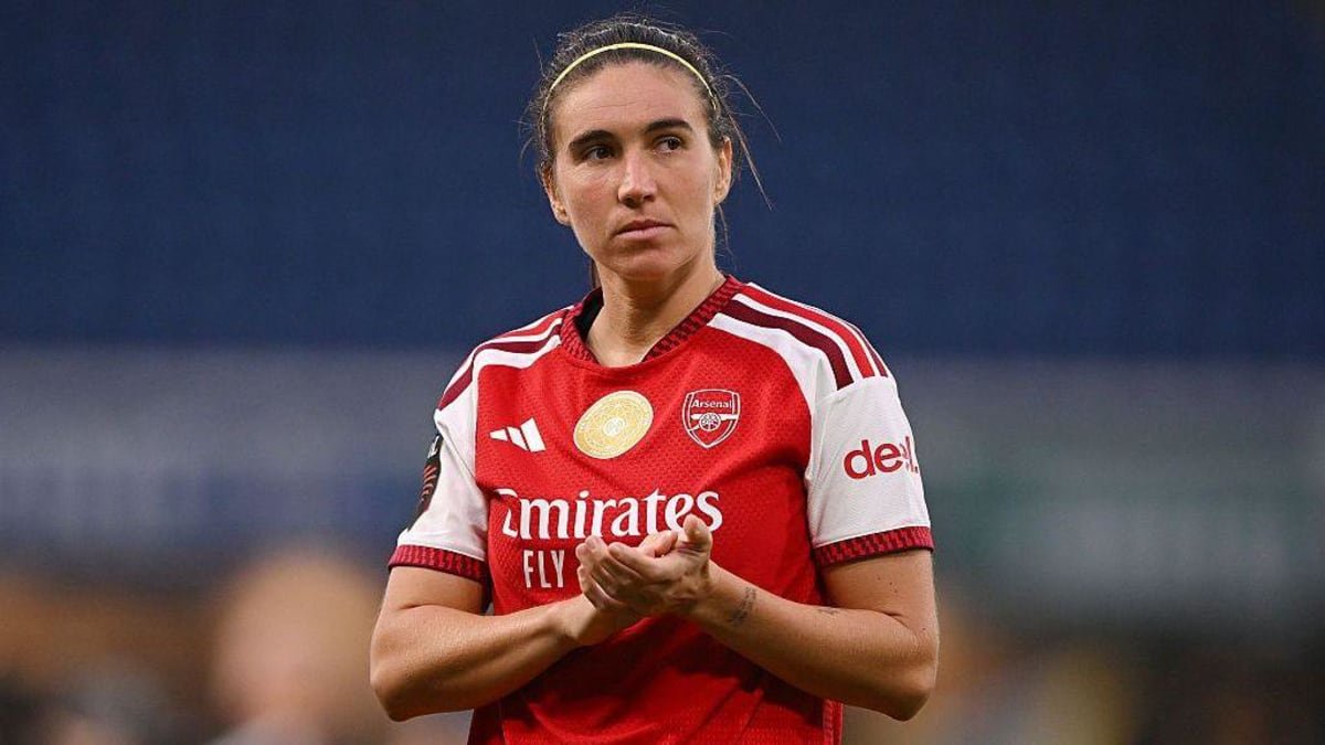 Mariona Caldentey applauding as she wears Arsenal's red and white kit