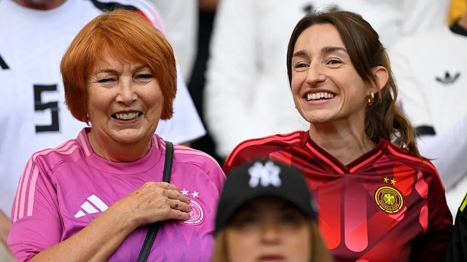 Mutter Burgi Nagelsmann und Lena Wurzenberger sind beim Spiel um Platz 3 Deutschland gegen Frankreich der UEFA Nations League 2025 zusammen auf der Tribüne.