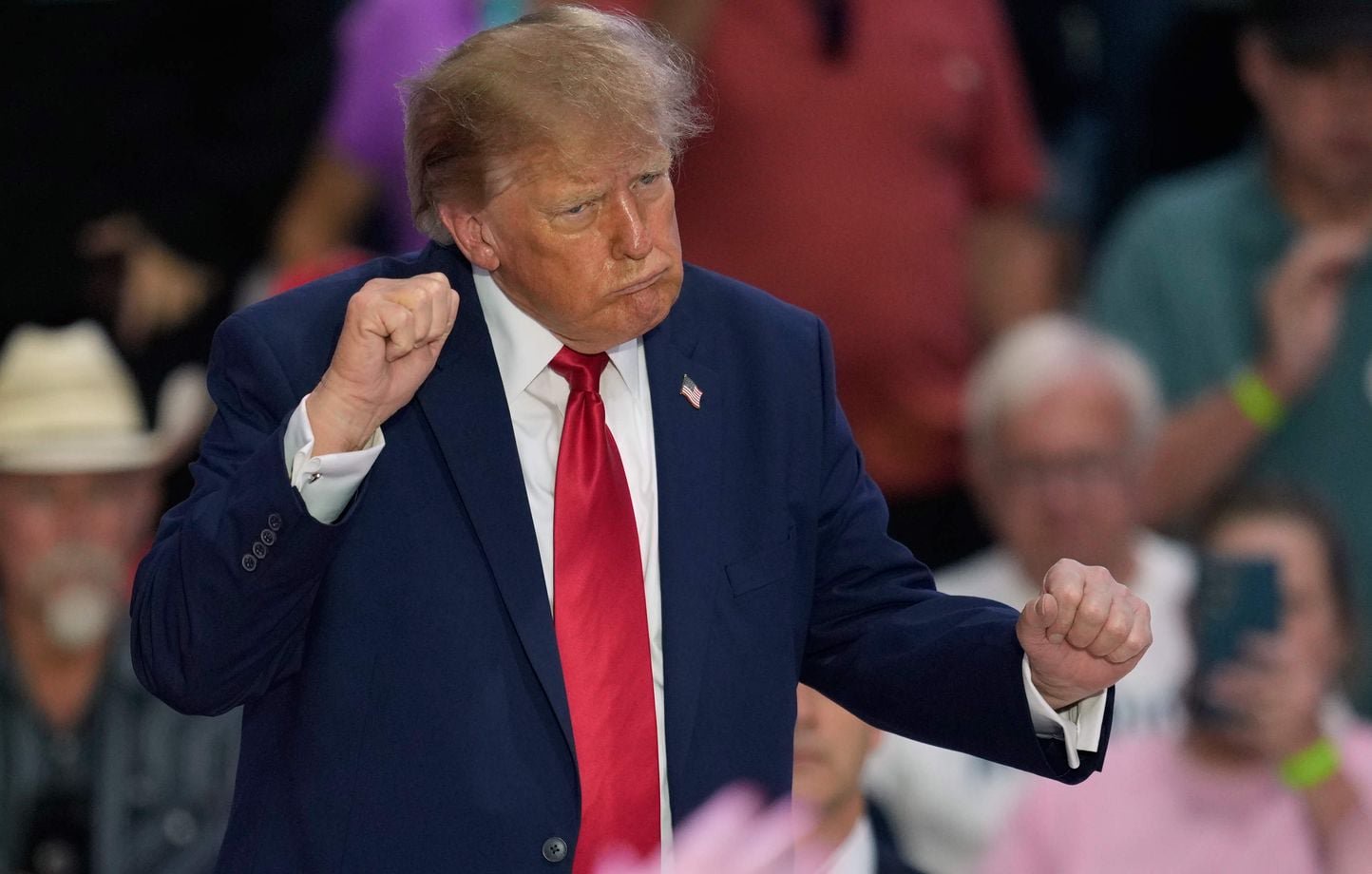 Le président Donald Trump danse lors d'un rassemblement de campagne à l'aéroport de Sioux Gateway, le jeudi 22 octobre 2026, à Sioux City, dans l'Iowa. 
