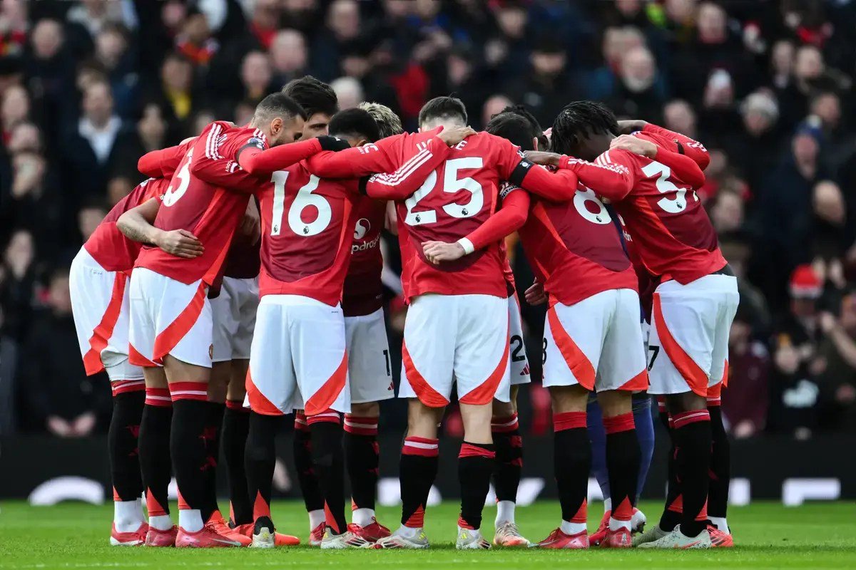Manchester United players banned by club