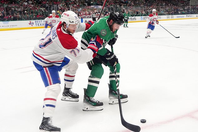Montréal Canadiens' Jake Evans (71) and Dallas Stars' Tyler Seguin, right, compete in the first period of an NHL hockey game in Dallas, Thursday Oct. 29, 2026. (AP Photo/Tony Gutierrez)